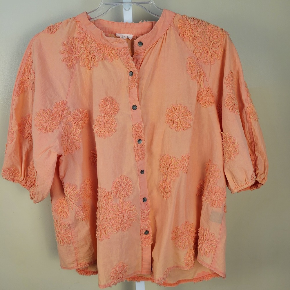 POL Peach Coral Floral Tufted Button Down Blouse Womens Medium Relaxed